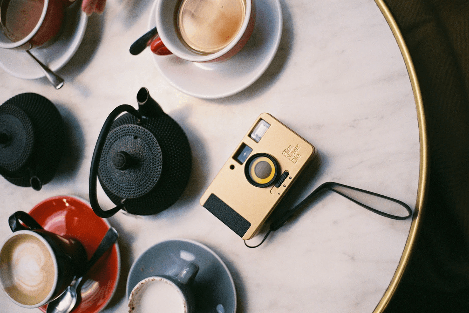 Contax T2 を彷彿とさせるデザインを採用