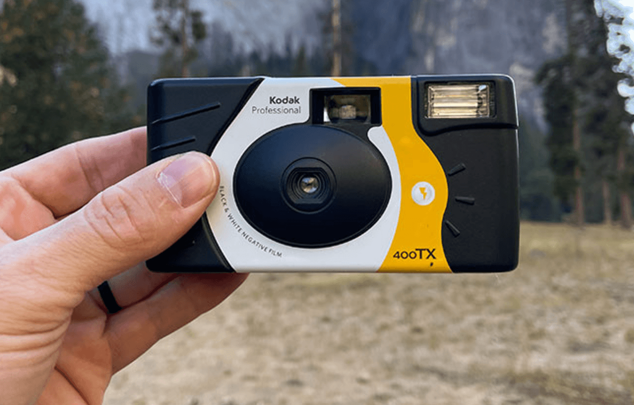 TRI-X が内蔵された使い捨てカメラ (出典: thedarkroom.com)