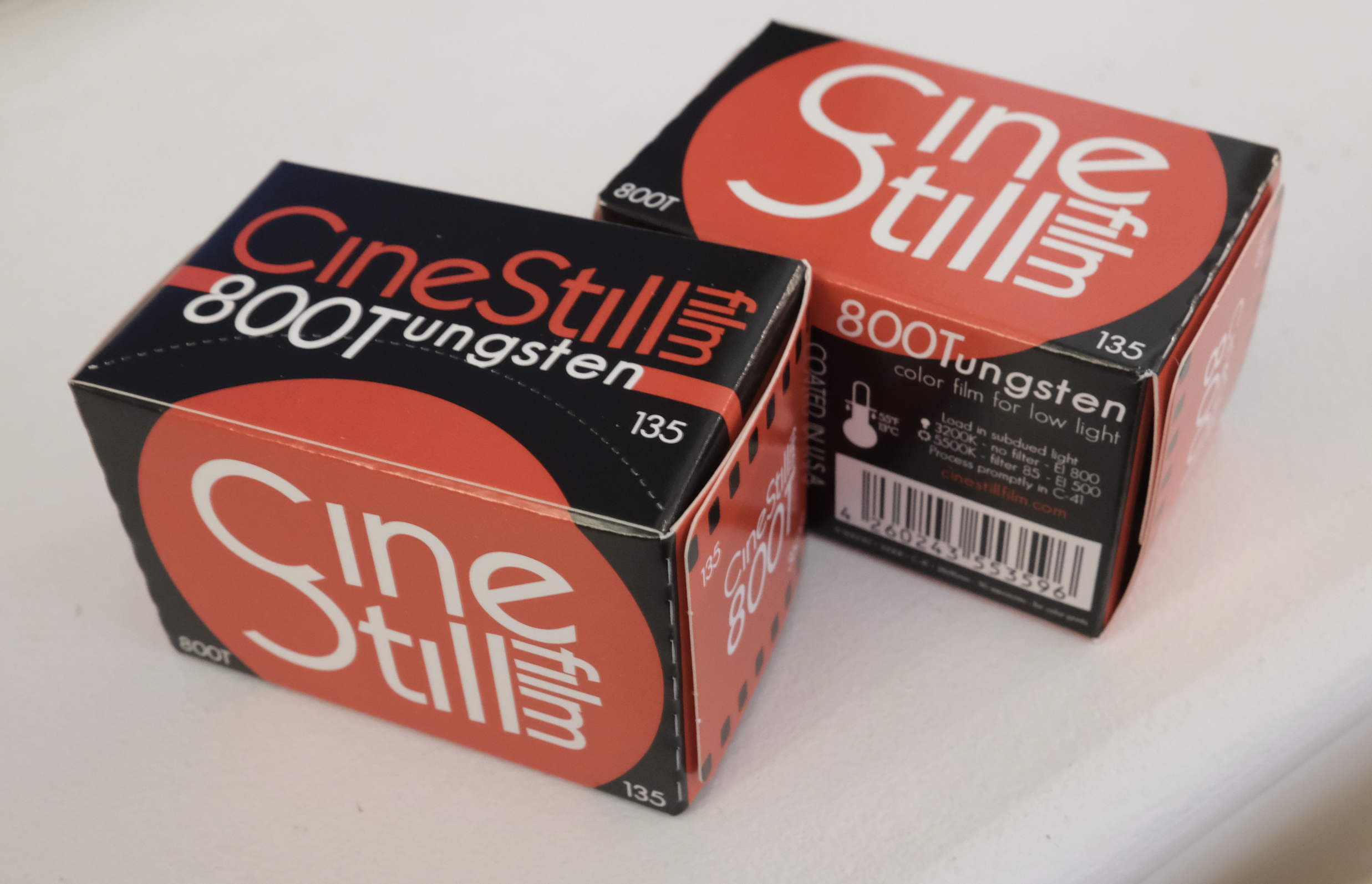 CineStill 800T などは、事前にリムジェット層を取り除くことでC-41現像を可能にしている