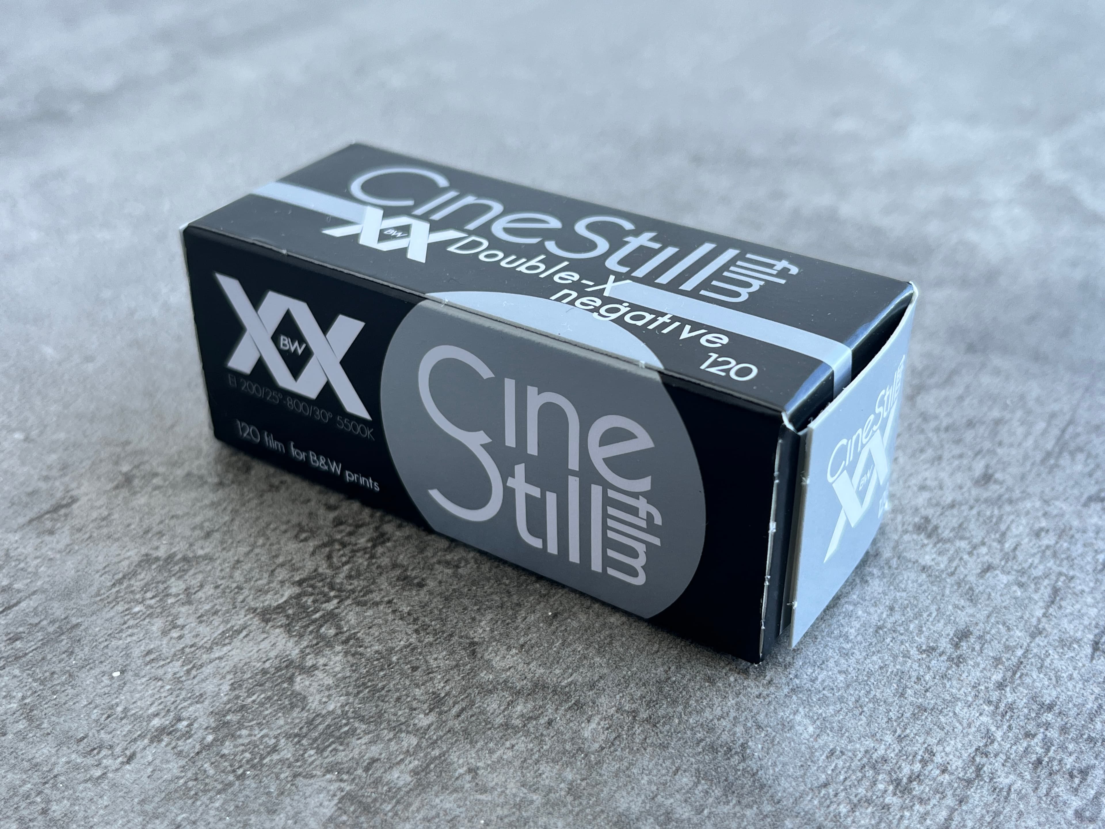 CineStill BWXX は映画 Oppenheimer でも使われた Kodak Double-X (5222) フィルムがベース