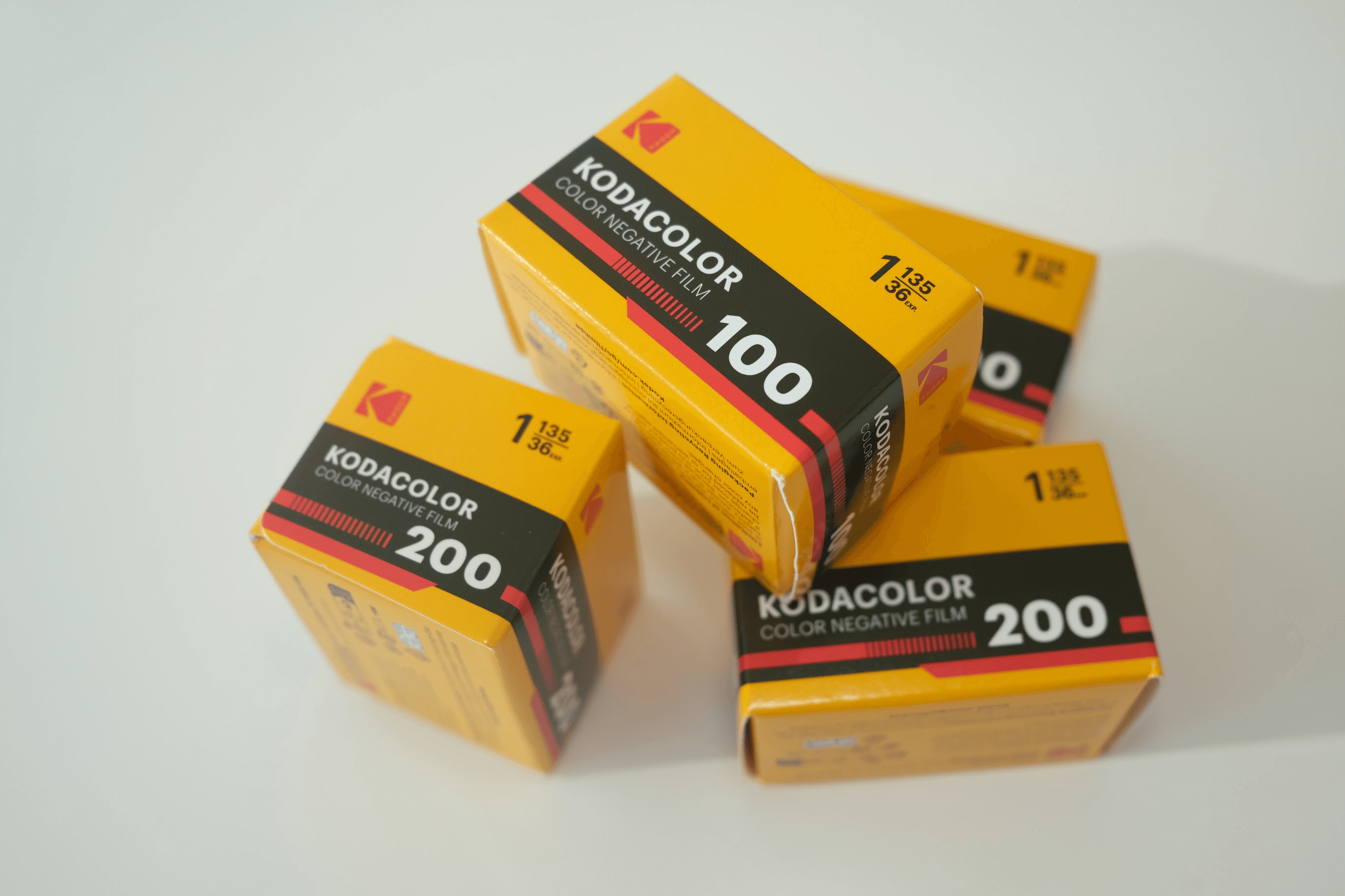 2025 年に発売された Kodacolor 100/200 シリーズでも、この新しいパッケージデザインが採用されている